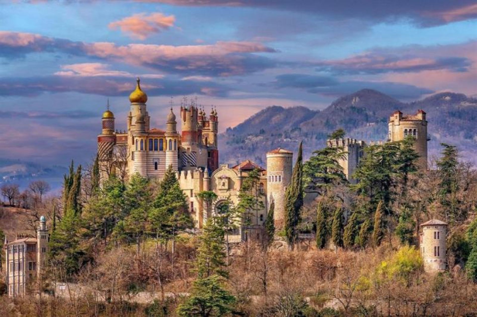 نمای بیرونی قلعه روختا ماتی و طبیعت اطراف آن در ایتالیا