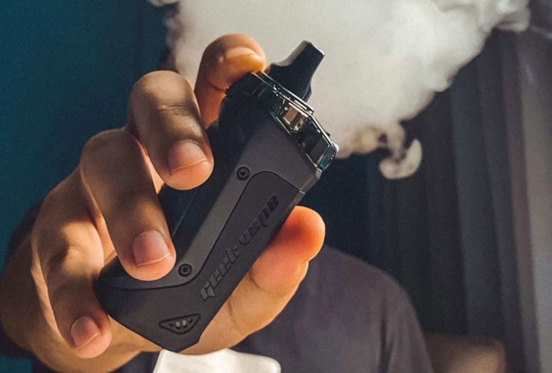 دستگاه ویپ در حال استفاده