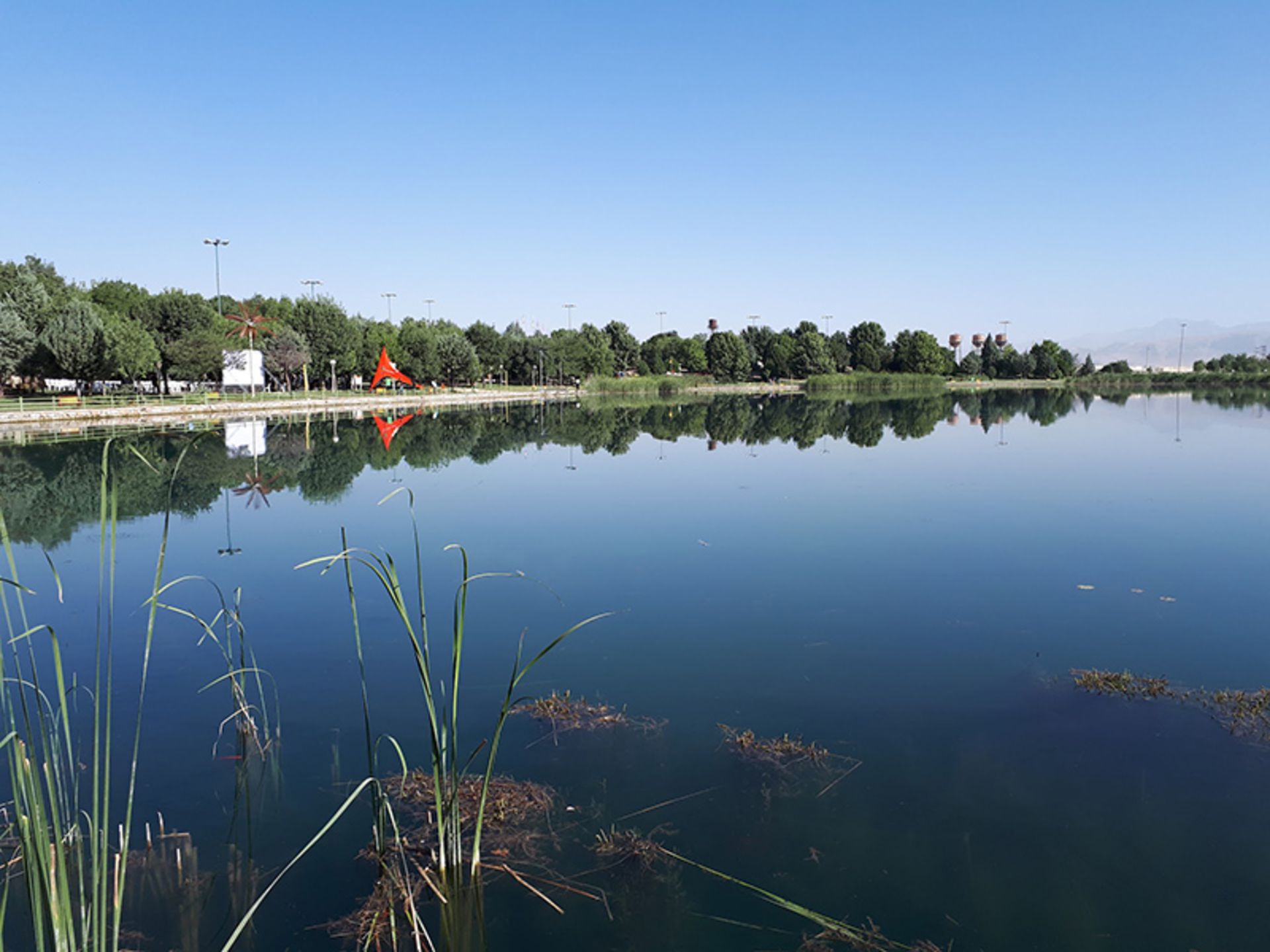 منظره دریاچه و پارک جنگلی حاشیه سراب نیلوفر