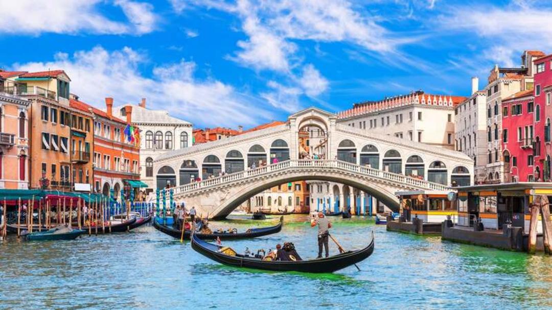 پل ریالتو (Ponte di Rialto) بر فراز کانال بزرگ در شهر ونیز