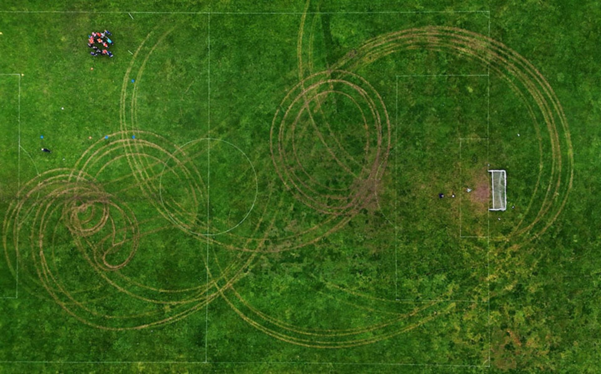 ٰنمای پهپادی از تمرین فوتبال در زمینی در بریتانیا که توسط موتورسیکلت‌ها آسیب دیده