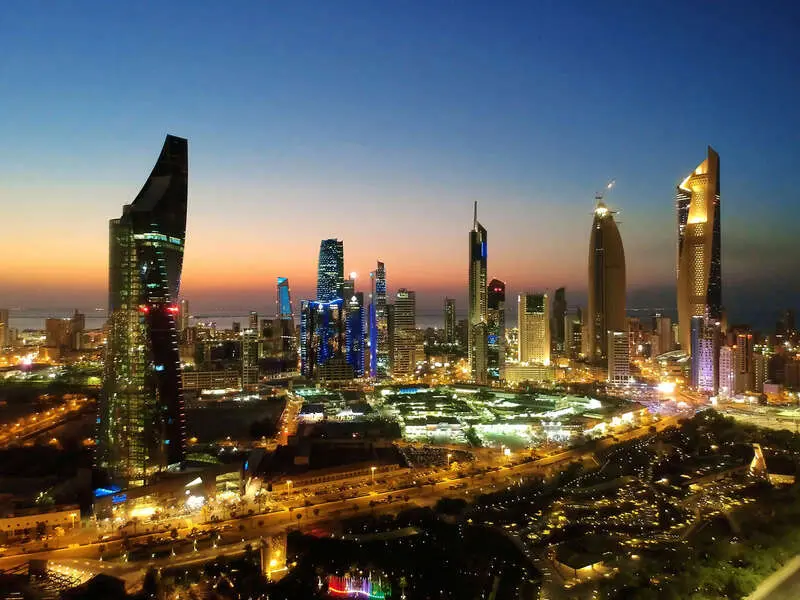 آسمان‌خط شهر ریاض (Riyadh) با برج‌های بلند و نورپردازی شبانه