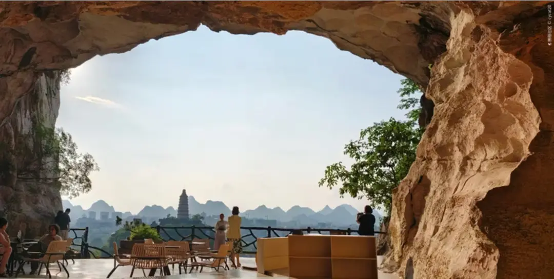 منظره کوهستانی از داخل یک کافه در دل صخره‌های چین