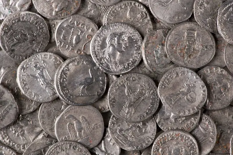 سکه‌های نقره رومی (Roman coins) با حکاکی‌های باستانی روی سطح فلزی