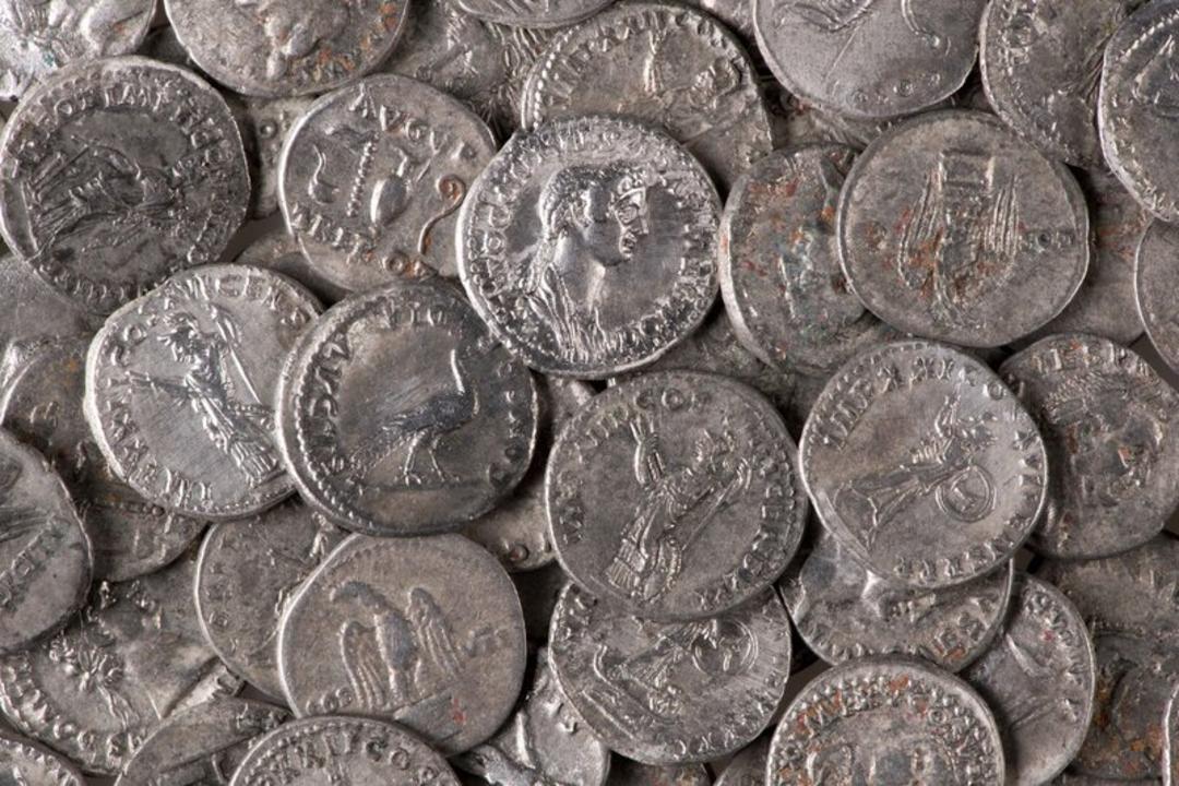 سکه‌های نقره رومی (Roman coins) با حکاکی‌های باستانی روی سطح فلزی