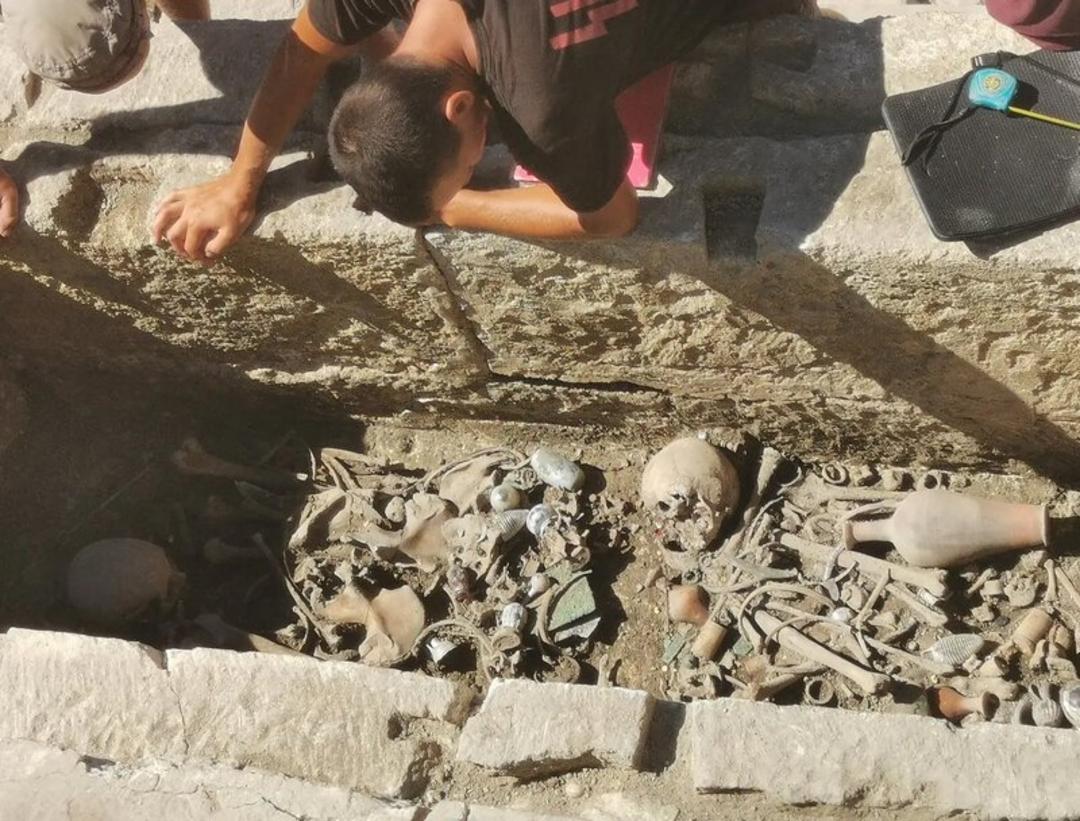 استخوان‌ها و اشیاء باستانی در یک گور رومی (Roman tomb) کشف شده