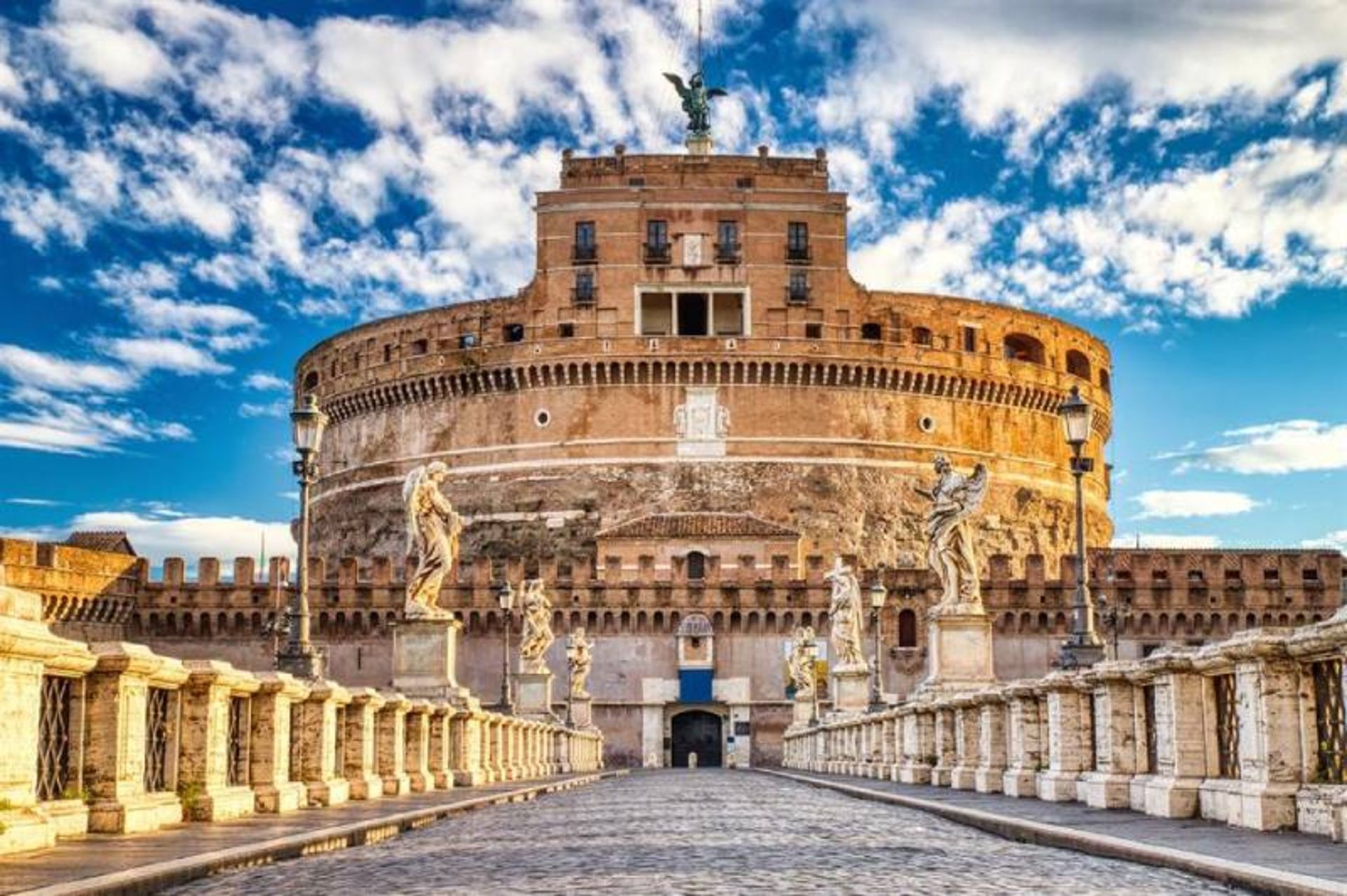 نمای بیرونی قلعه سنت‌ آنجلو در ایتالیا