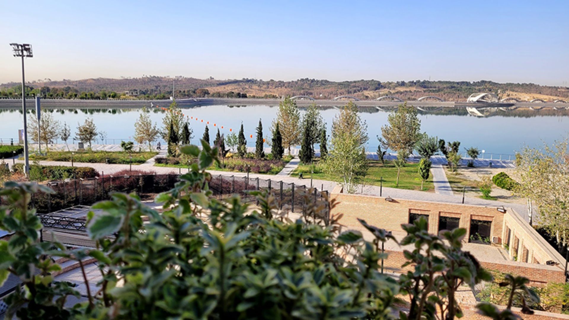 چشم انداز دریاچه چیتگر در غرب تهران