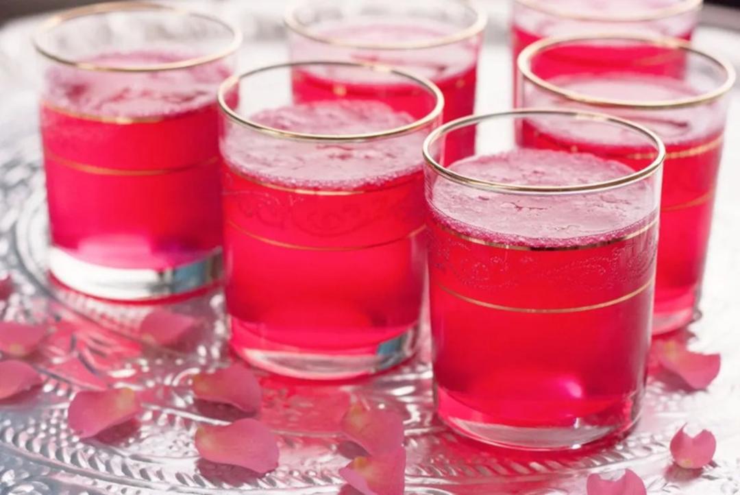 چند لیوان شربت گل محمدی