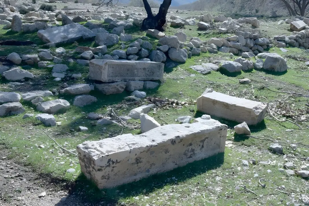 سنگ‌فرش‌ها و بقایای بناهای سنگی روستای تاریخی رویین در جنگل دشت‌برم