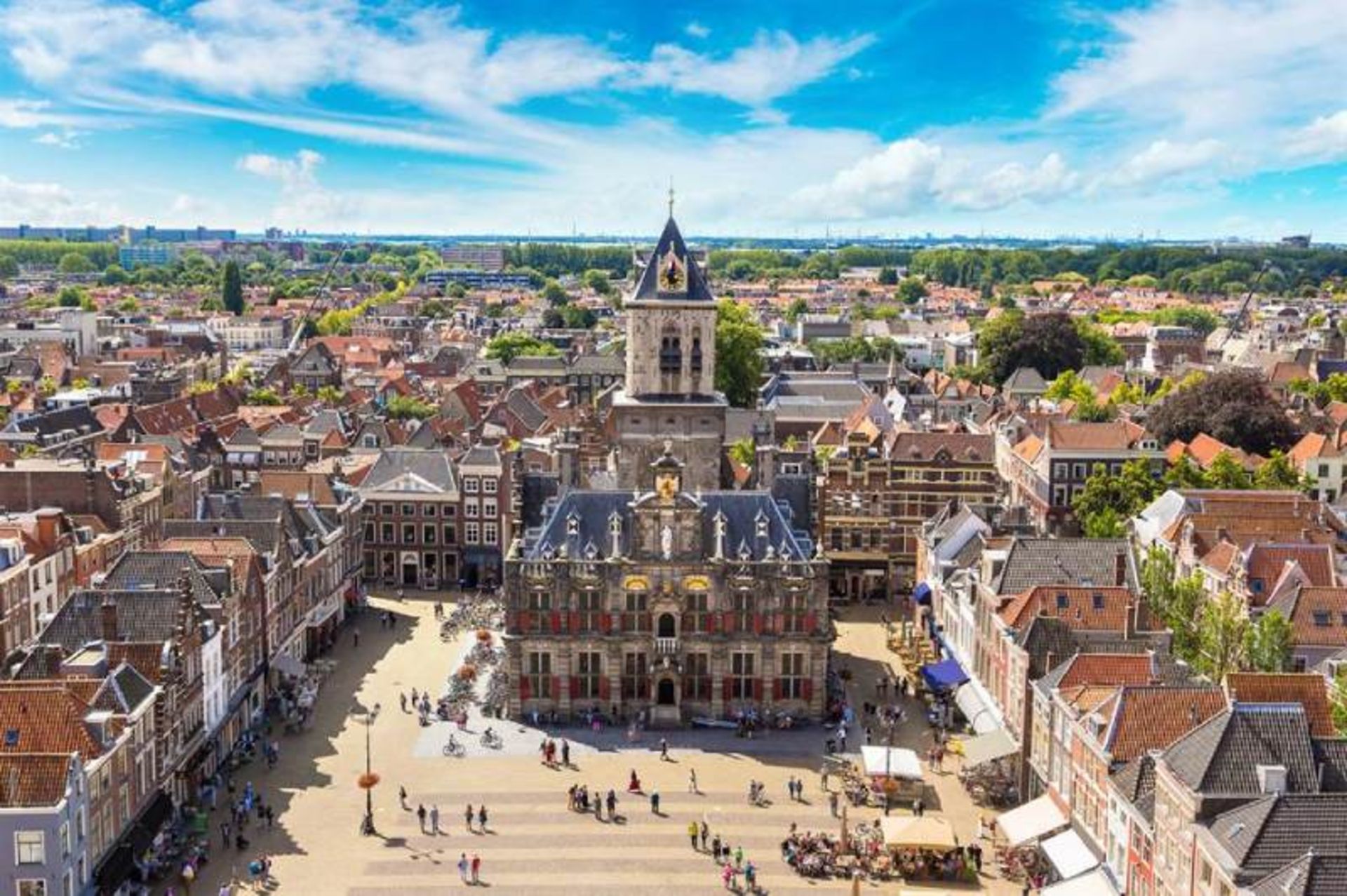 ساختمان شهرداری دلفت و ساختمان های اطراف آن