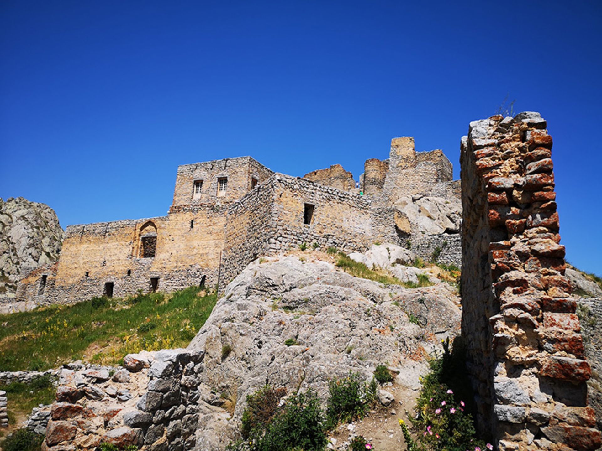 بقایای دیواره های سنگی قلعه بابک