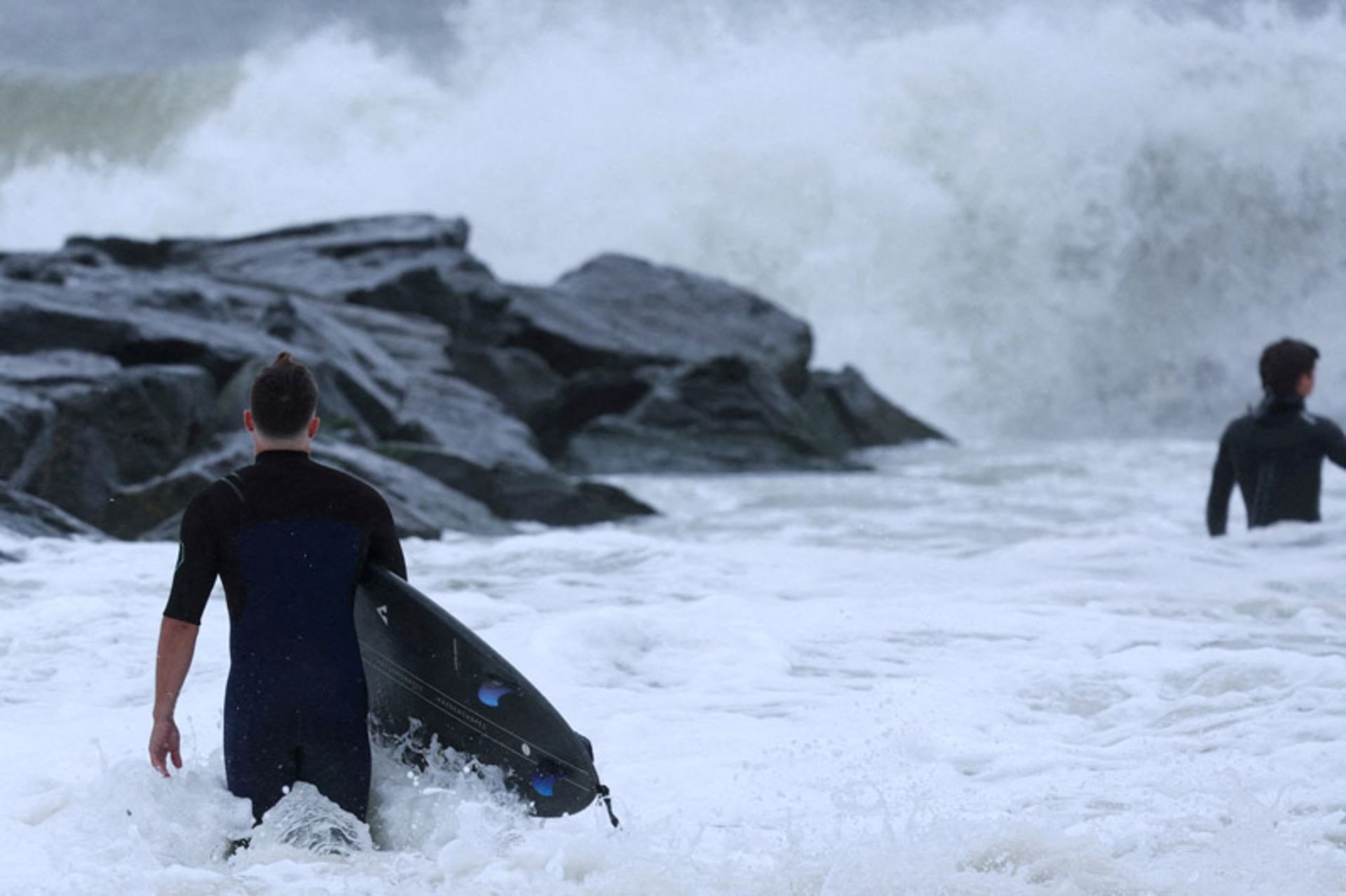 ورود موج‌سواران به اقیانوس اطلس هنگام طوفان ارین در نیویورک