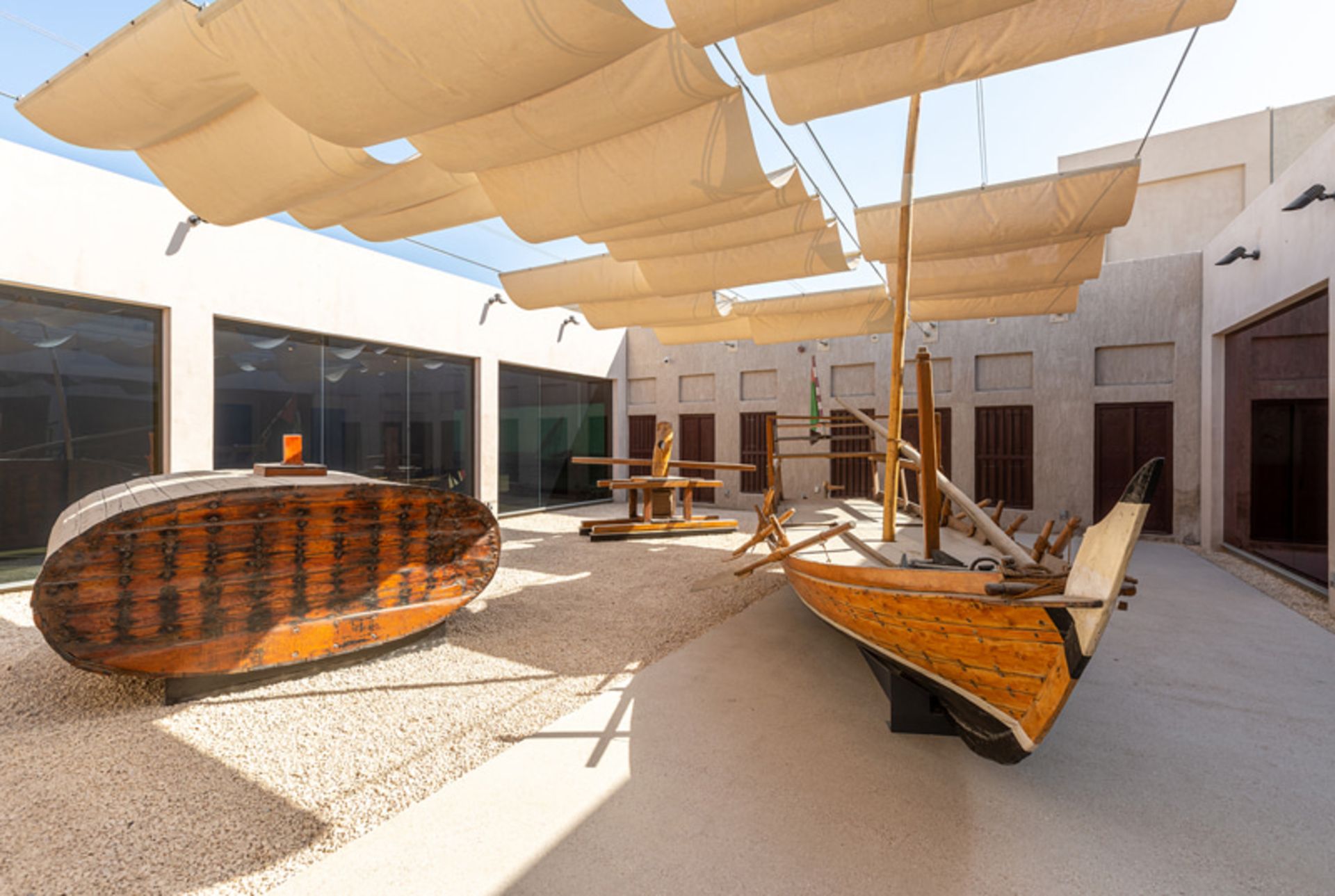 دو قایق چوبی سنتی در حیاط موزه دبی