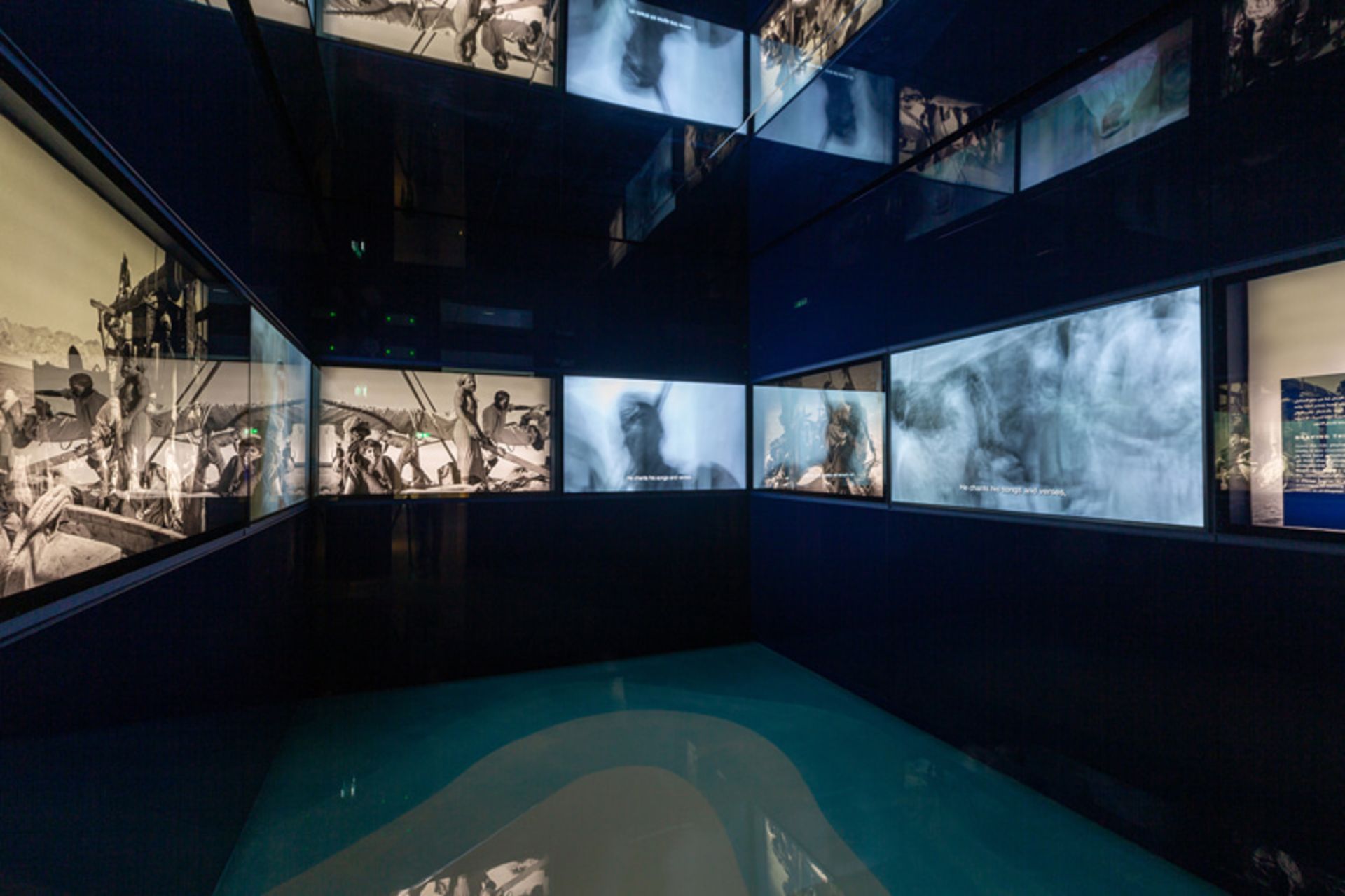 نمایش تصاویری روی مانیتورهای موزه دبی