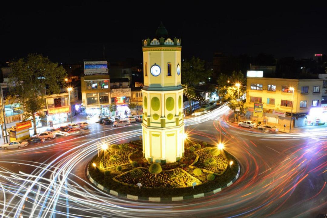 میدان ساعت ساری در شب