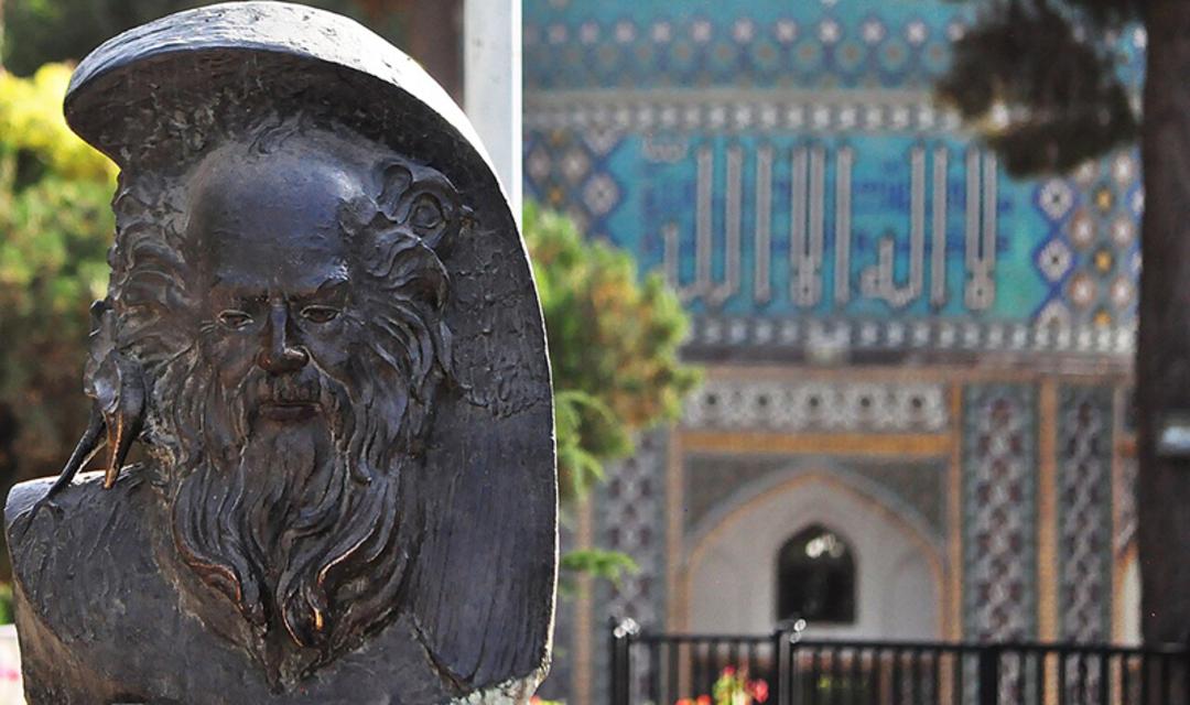 سردیس عطار نیشابوری در آرامگاه عطار
