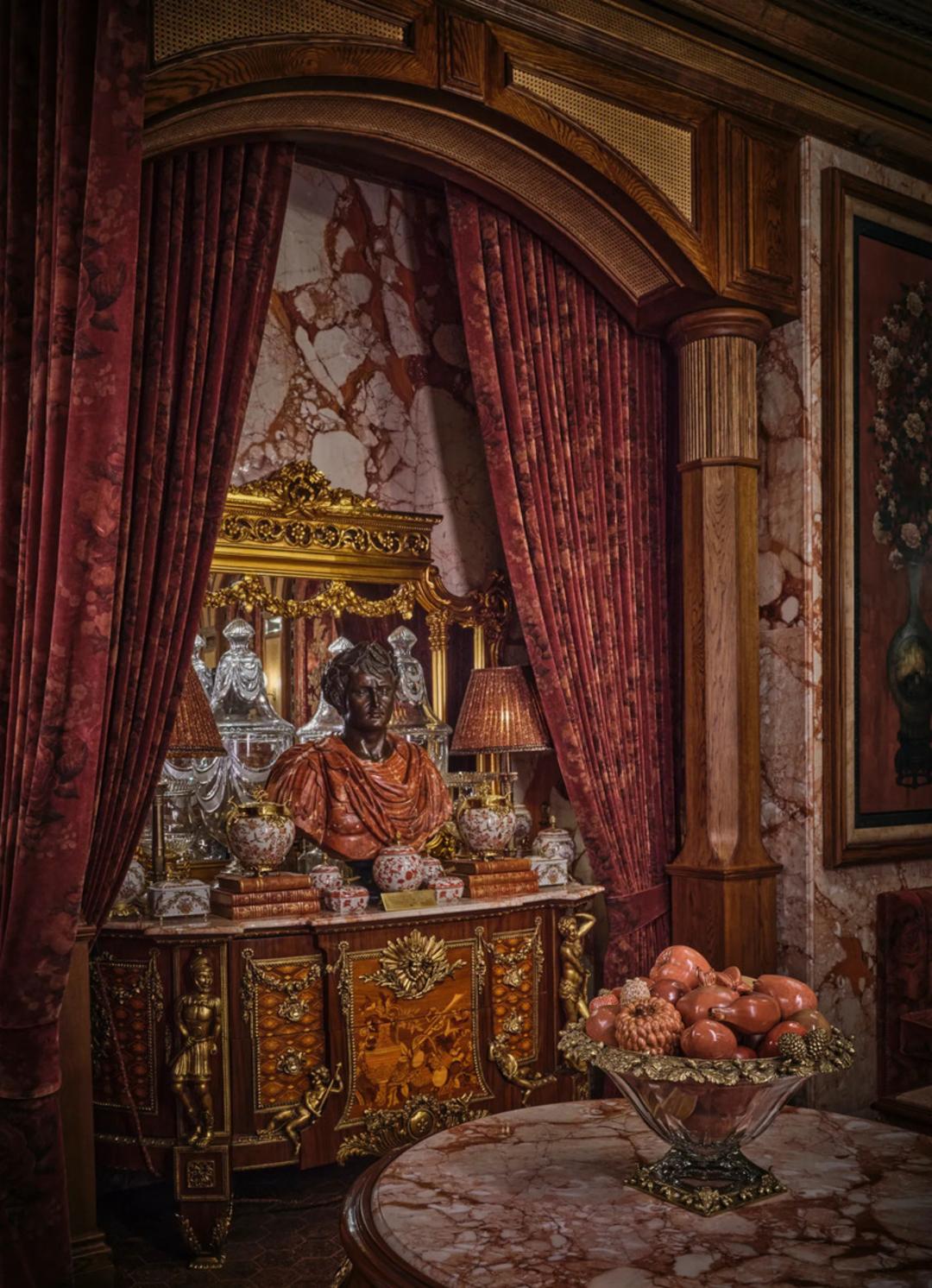 دکوراسیون داخلی لوکس فروشگاه سابیاساچی (Sabyasachi) در دهلی با مبلمان و اشیاء عتیقه