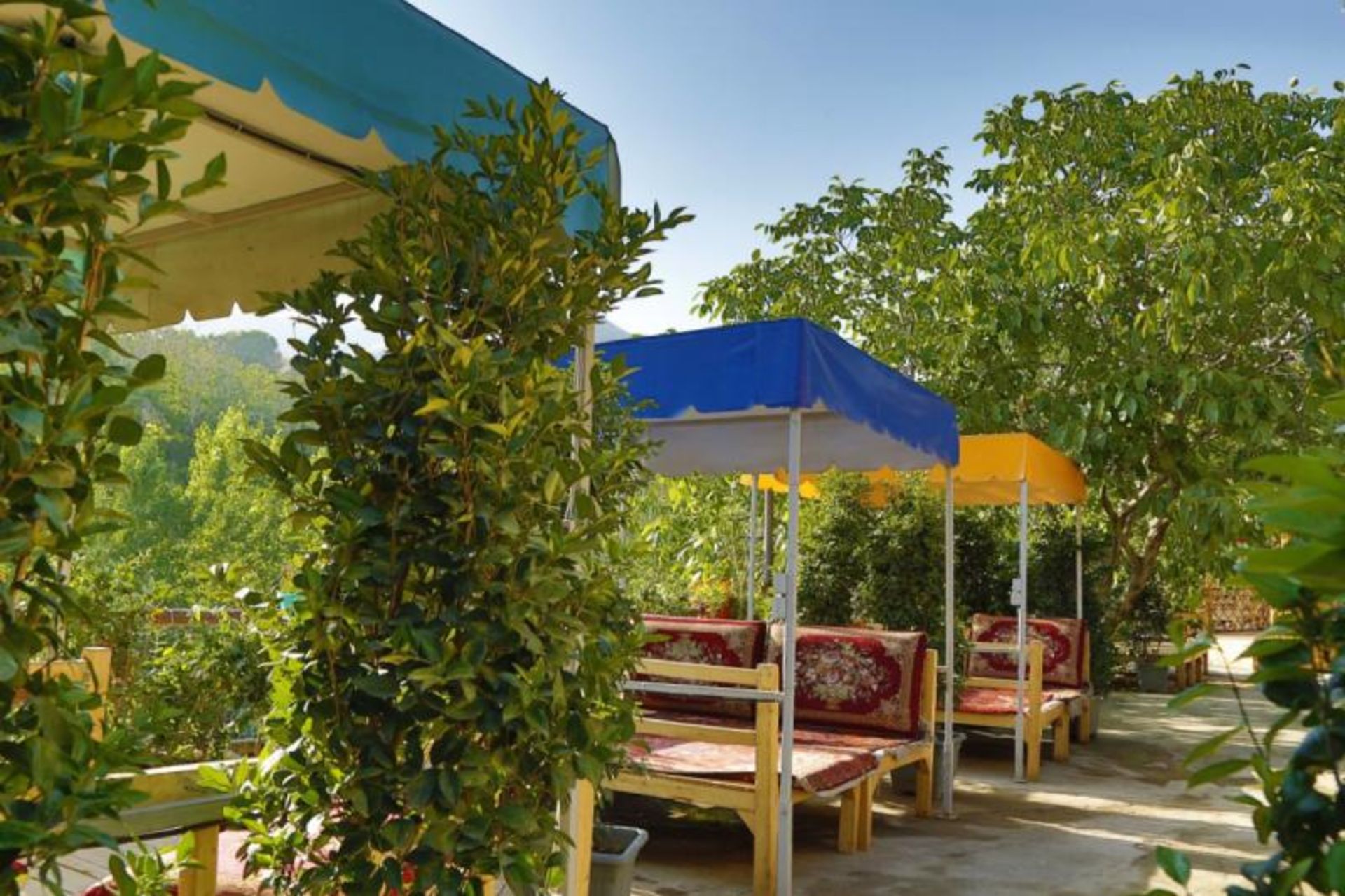 فضای باز رستوران بیستون فرحزاد