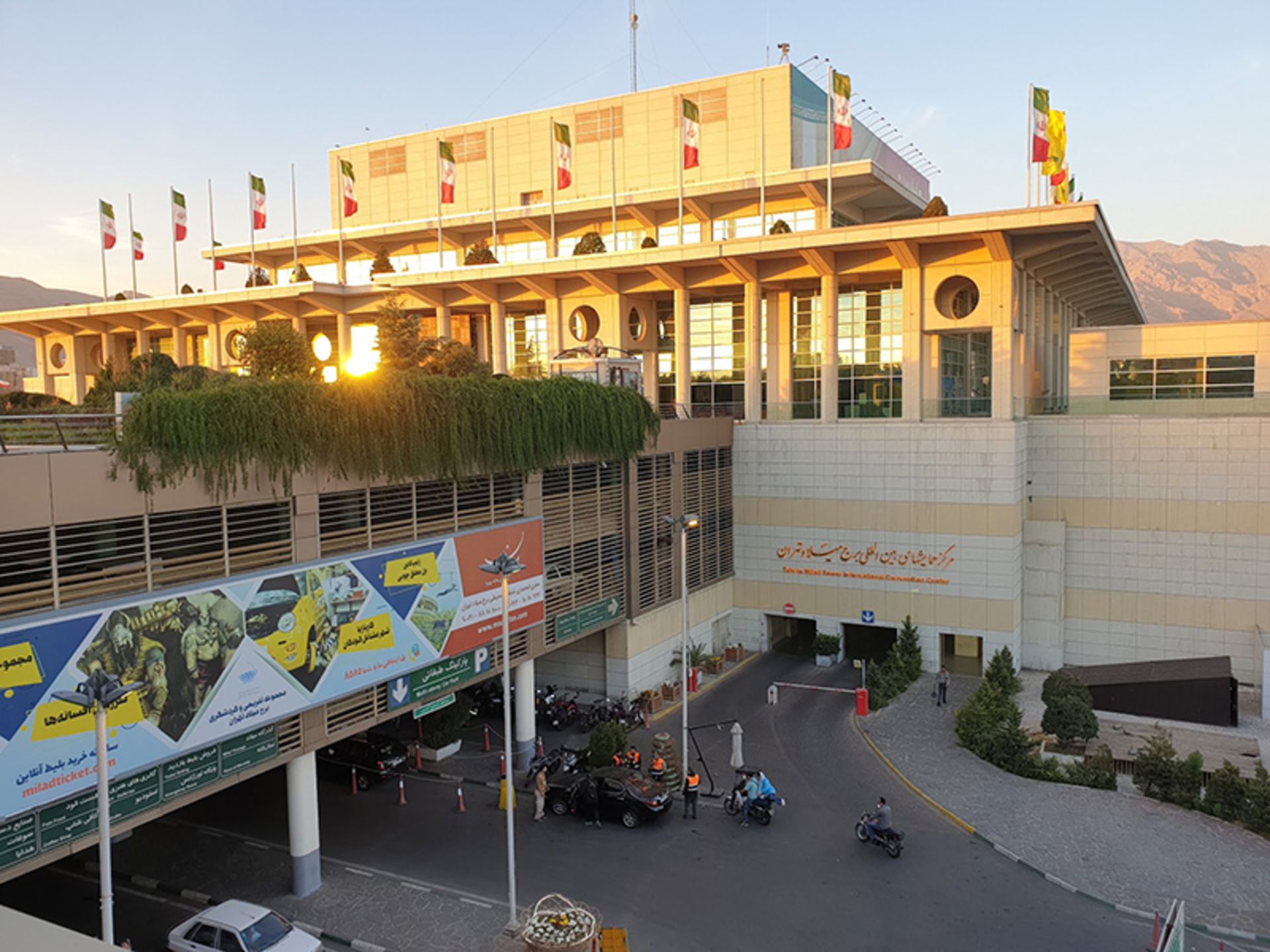 ورودی پارکینگ طبقاتی برج میلاد