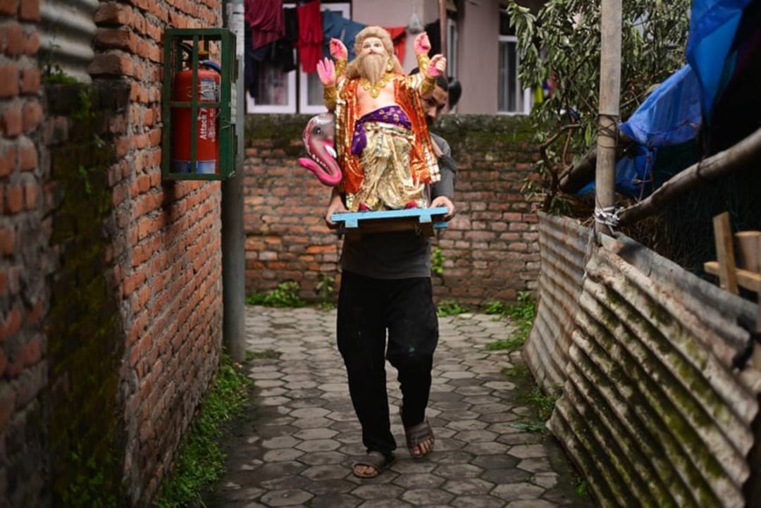 حمل مجسمه بزرگی از یک خدای هندی در نپال