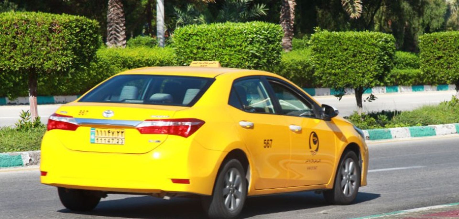 تاکسی زرد در خیابان جزیره کیش