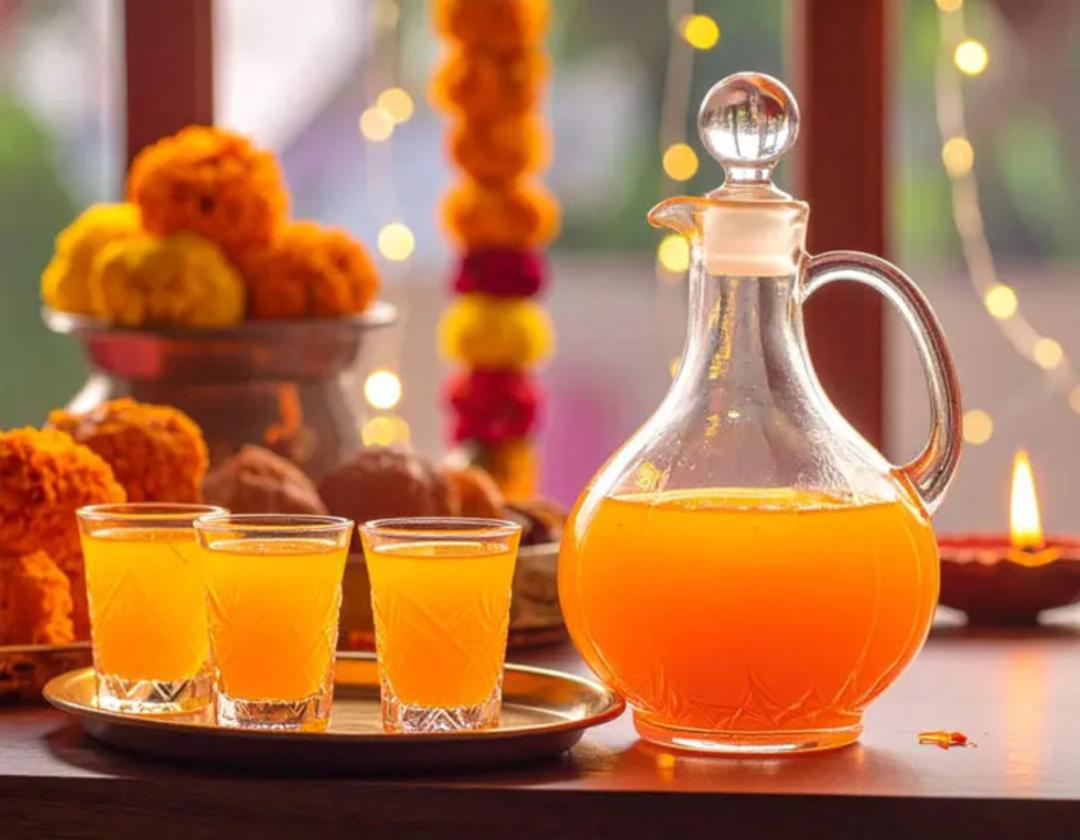 پارچ شربت زعفران و سه لیوان داخل سینی 