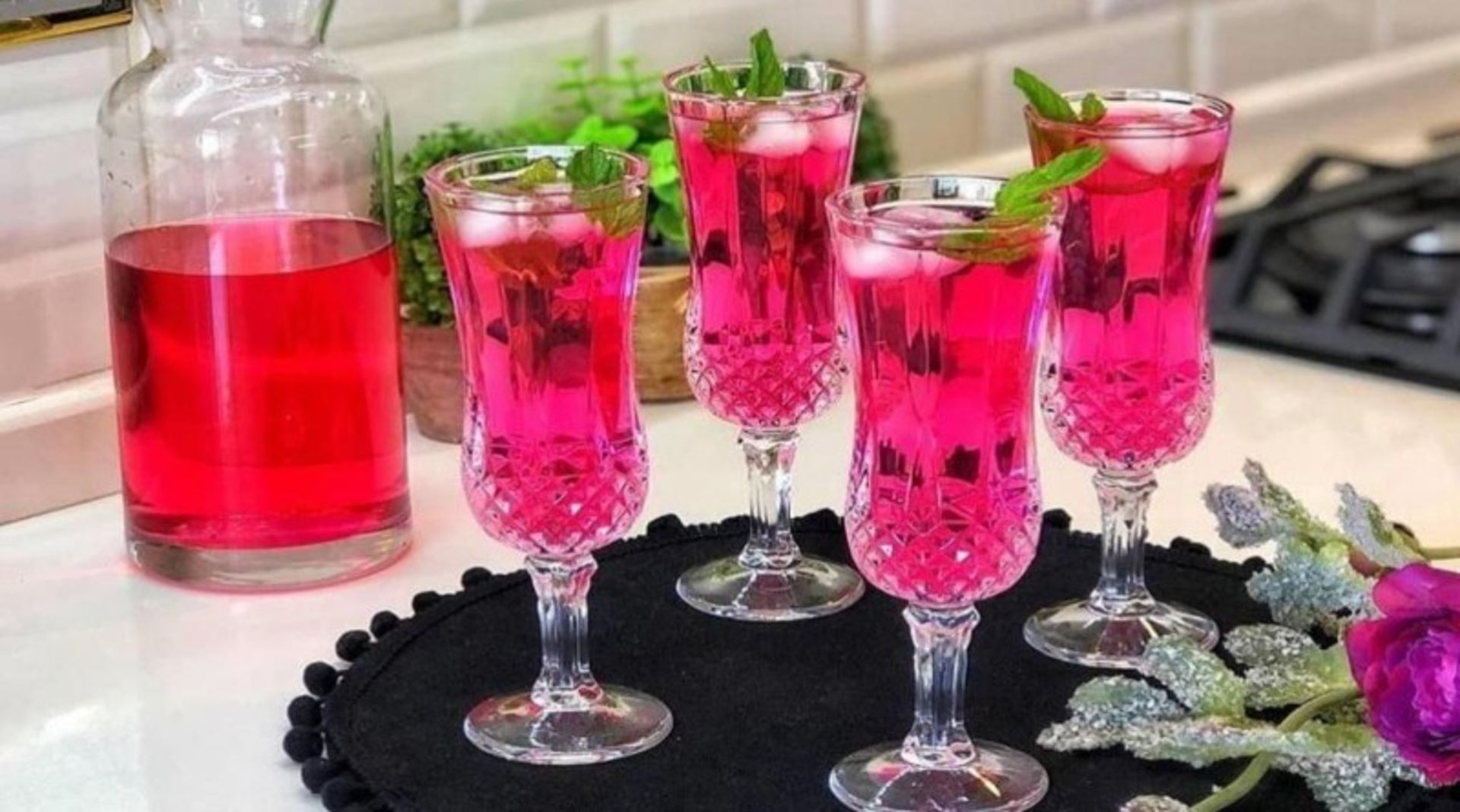 شربت گل محمدی صورتی رنگ با یخ و برگ نعناع