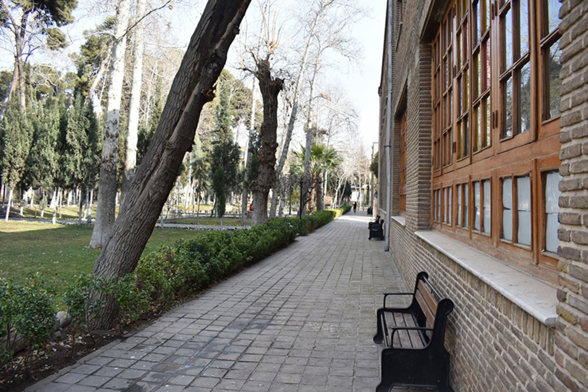 ساختمان کتابخانه باغ نگارستان در کنار باغ سرسبز