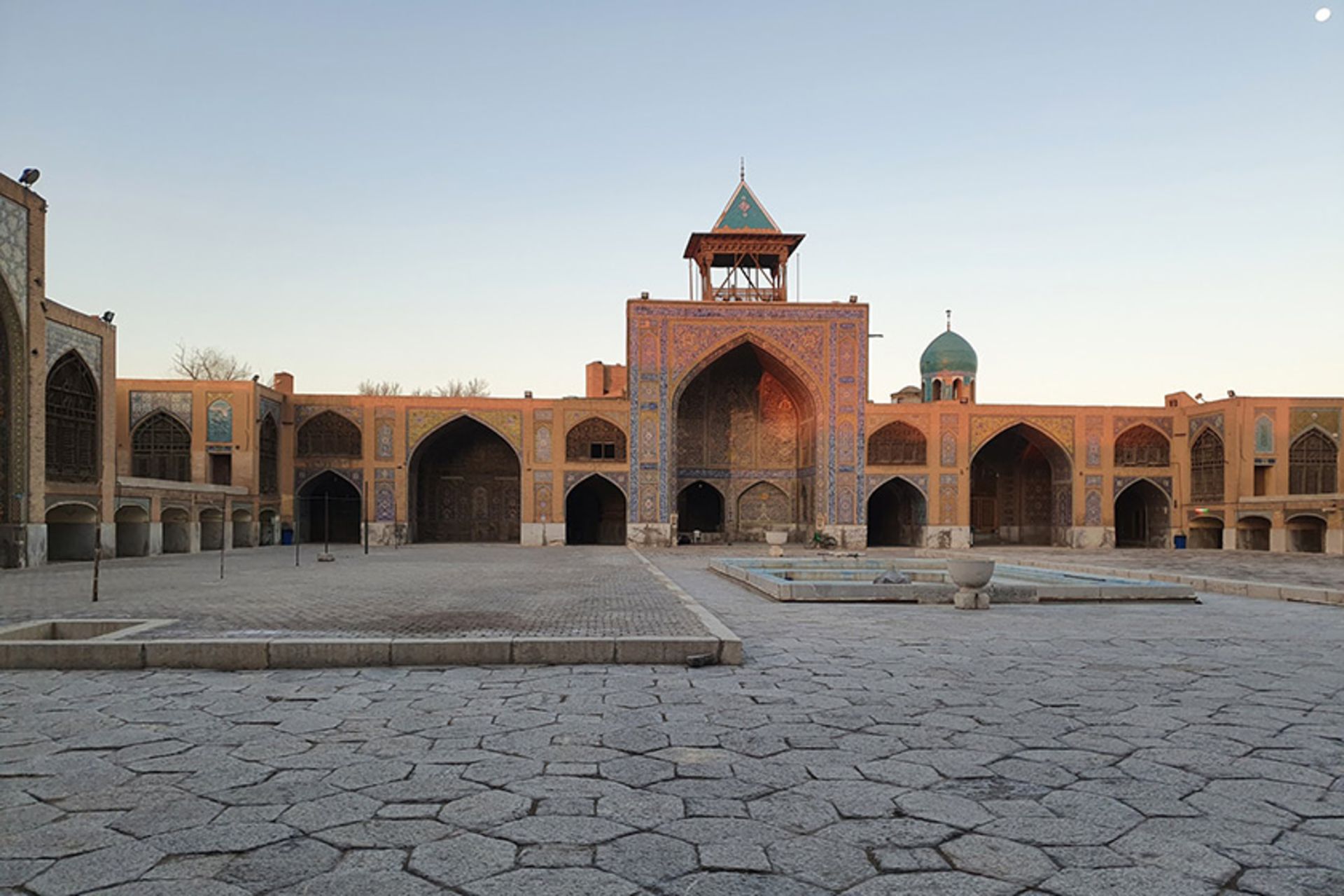 حیاط بزرگ مسجد سید اصفهان