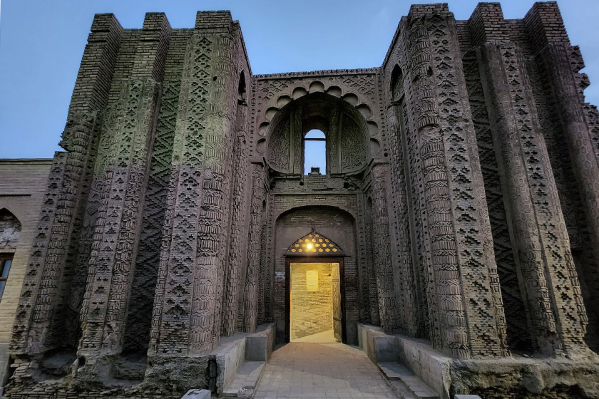 ورودی مسجد حکیم جورجیر
