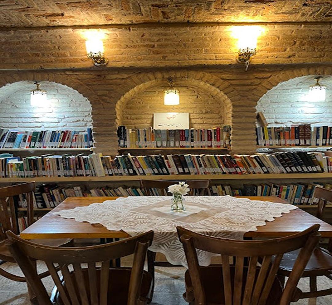 دکوراسیون و کتابخانه کافه اردیبهشت عودلاجان
