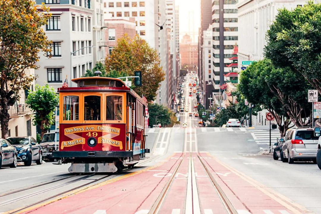 تراموای تاریخی (Cable Car) در حال حرکت در خیابان‌های شیب‌دار سانفرانسیسکو