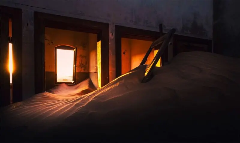 تپه‌های شنی در داخل اتاق‌های متروکه شهر کولمانسکوپ (Kolmanskop)