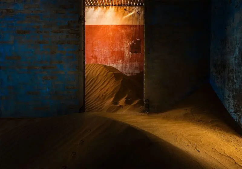 شن‌های کویر در داخل اتاق‌های متروکه شهر کولمانسکوپ (Kolmanskop)
