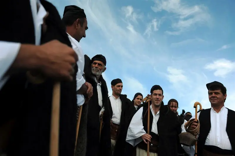 مردان قبیله ساراکاتسانی، یونان در لباس سنتی