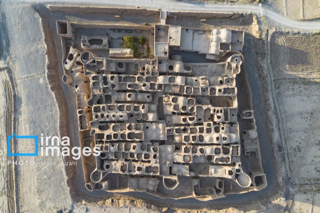 قلعه سریزد با ساختار پیچیده اتاق‌ها و دیواره‌های خشتی در کویر