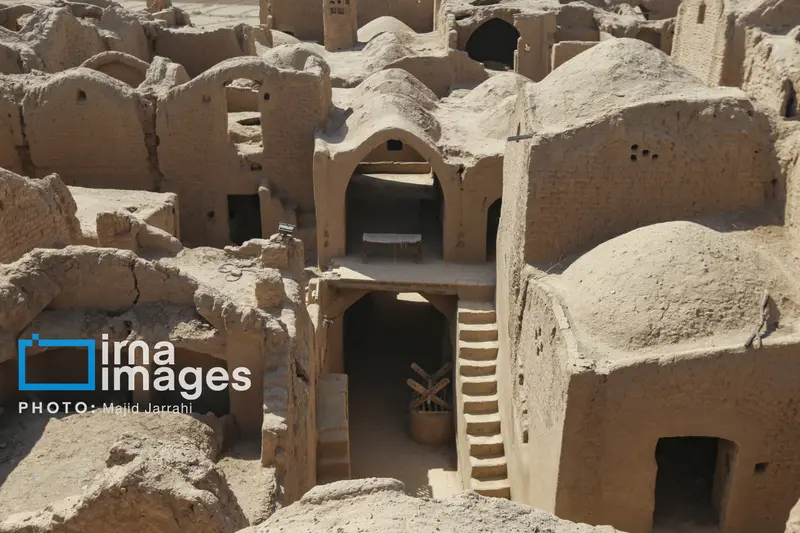 بناهای خشتی و گنبدی قدیمی در مجموعه تاریخی قلعه سریزد