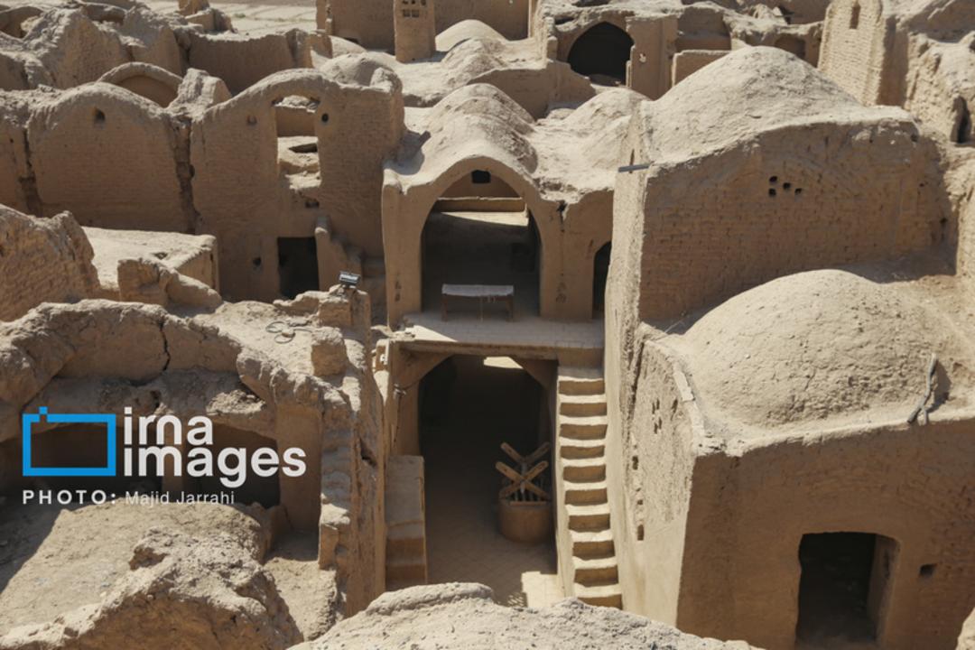 بناهای خشتی و گنبدی قدیمی در مجموعه تاریخی قلعه سریزد