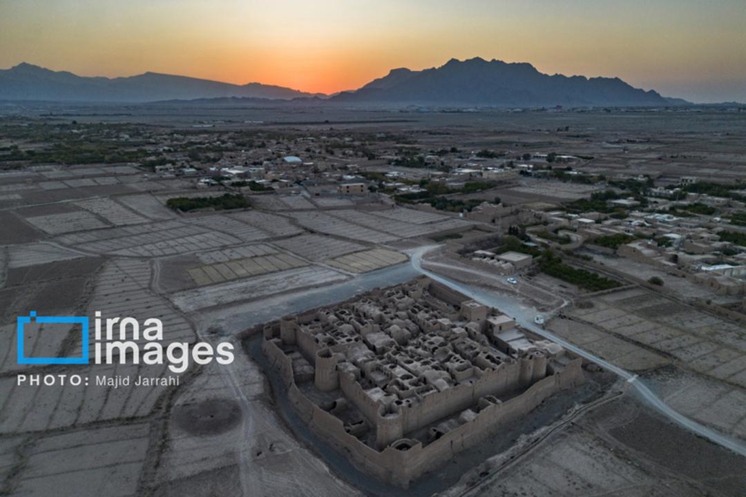 قلعه سریزد در دل کویر در هنگام غروب خورشید