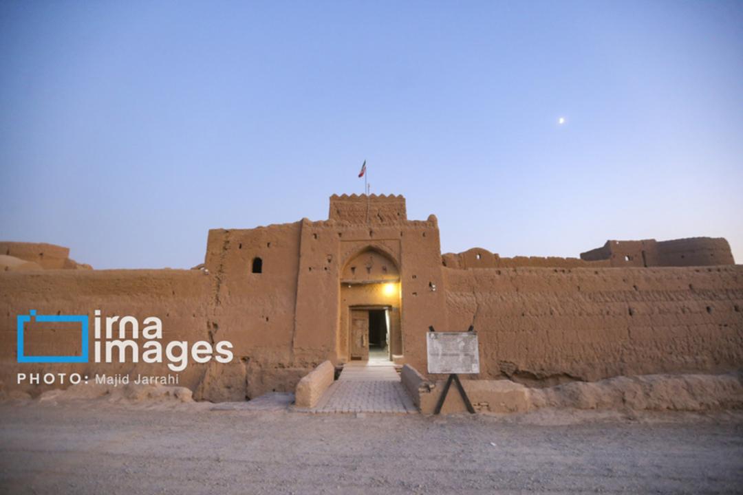 دیوارهای خشتی و دروازه اصلی قلعه سریزد در زمان غروب