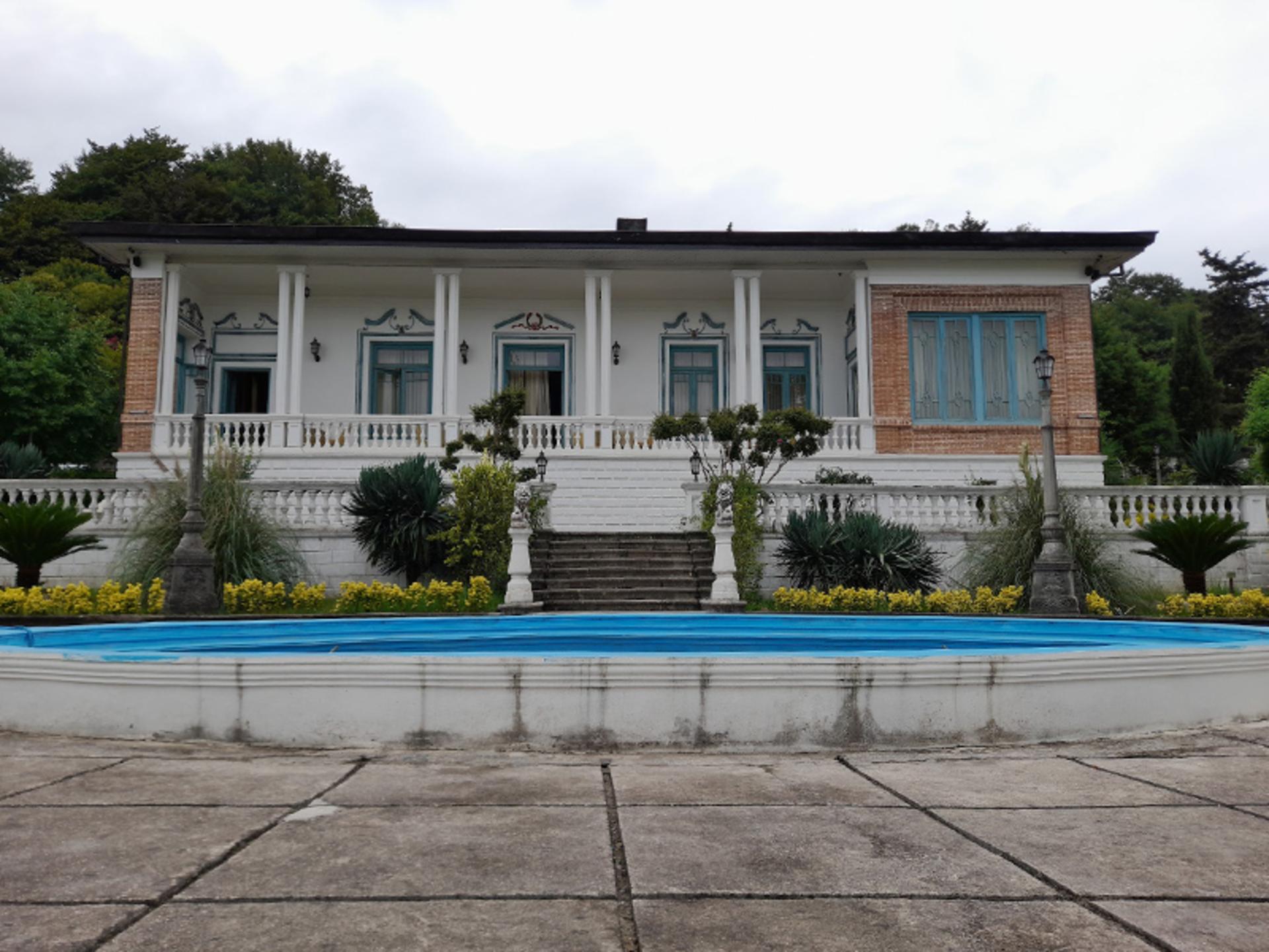 عمارت کاخ چایخوران چالوس در میان محوطه باغ