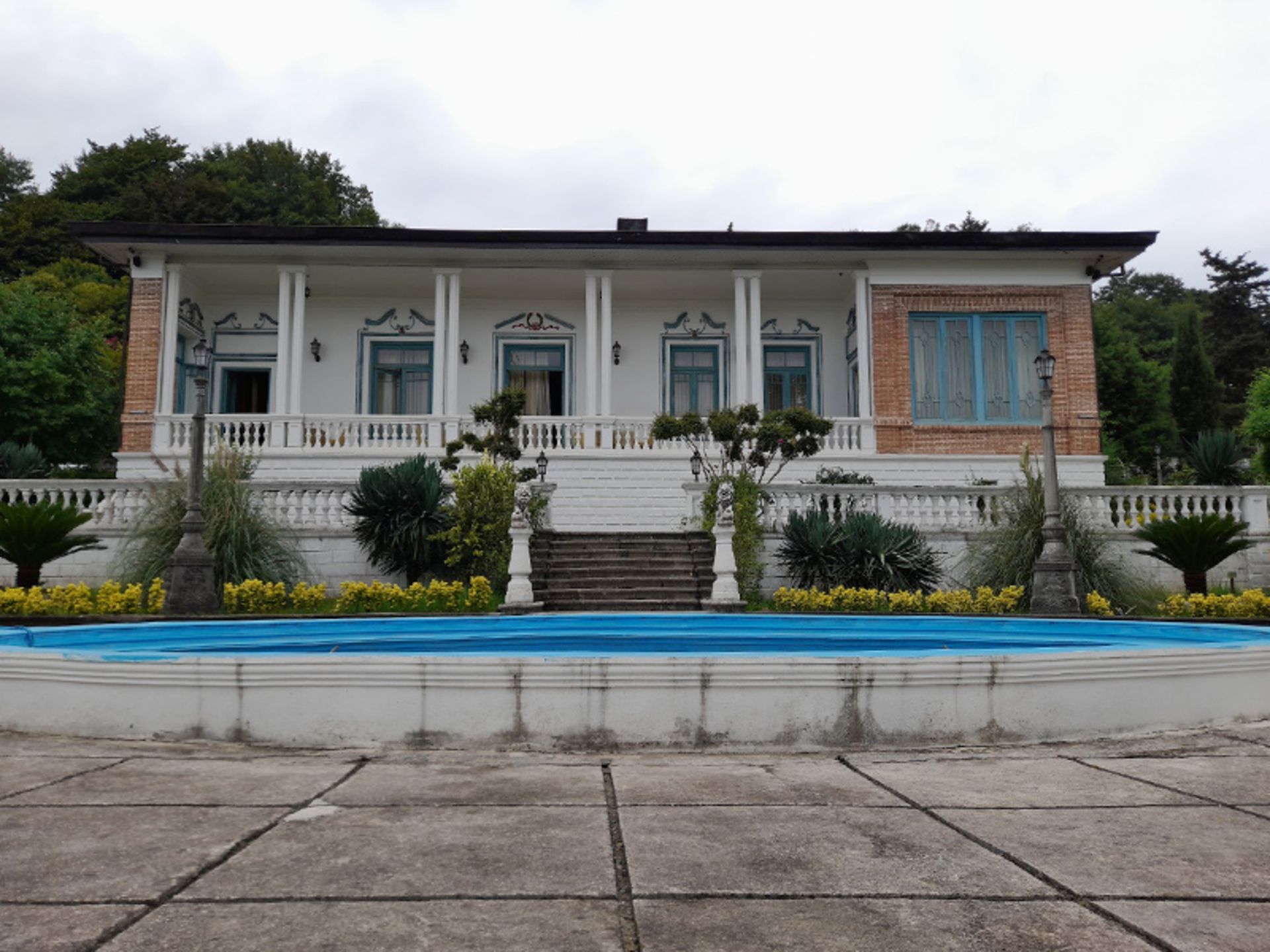 عمارت کاخ چایخوران چالوس در میان محوطه باغ