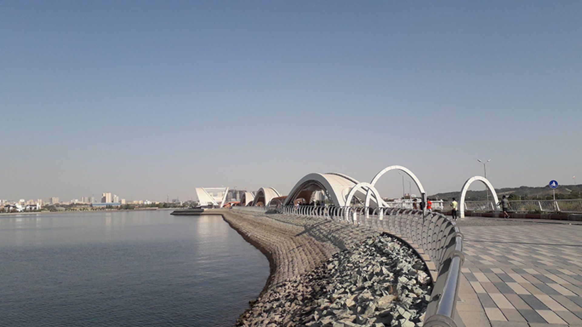 گذر موج دریاچه چیتگر در مسیر پیاده روی گردشگران