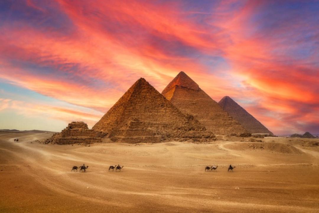 شترسواری در کنار اهرام مصر 