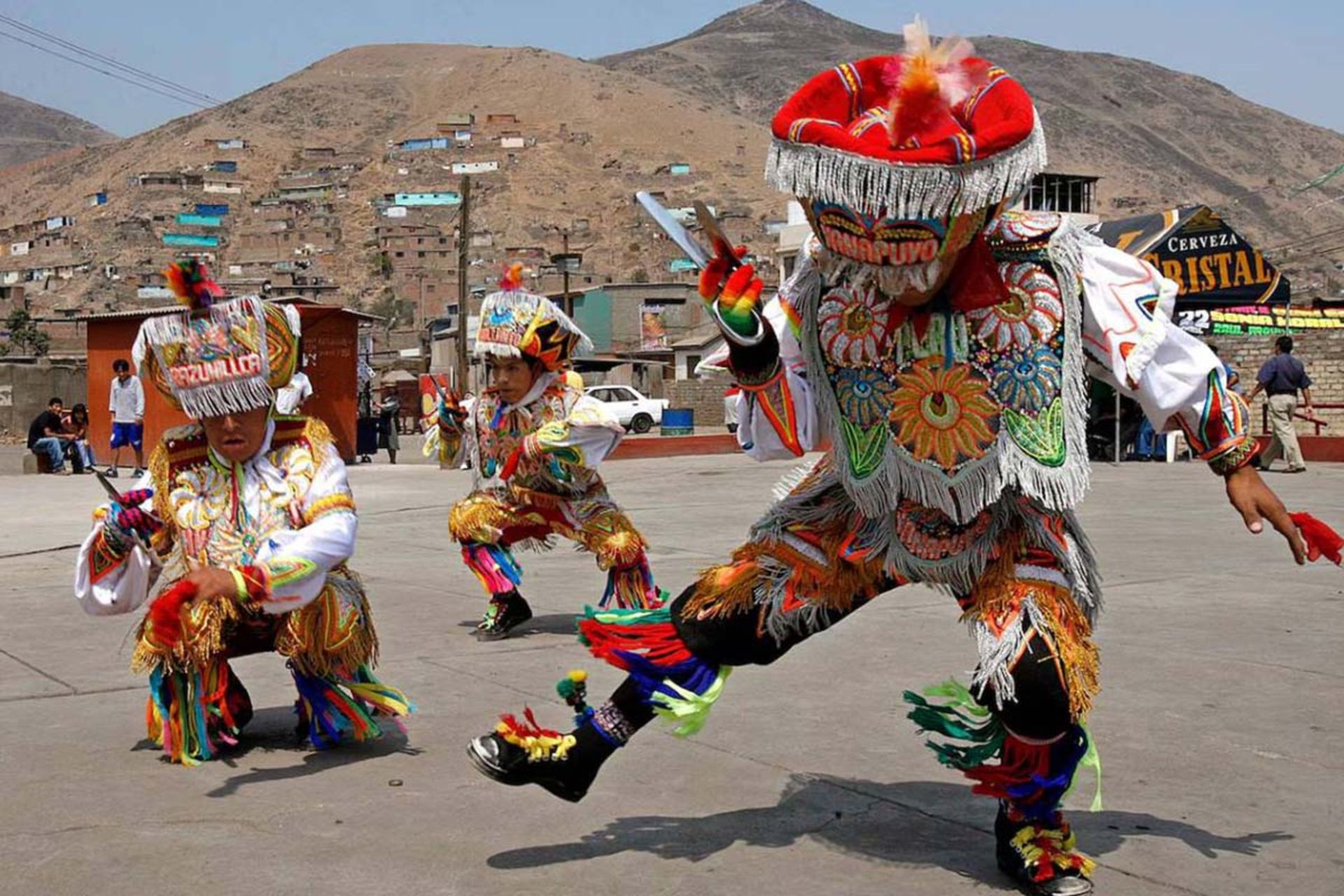 سه رقصنده رقص قیچی با لباس‌های آیینی و قیچی در دست