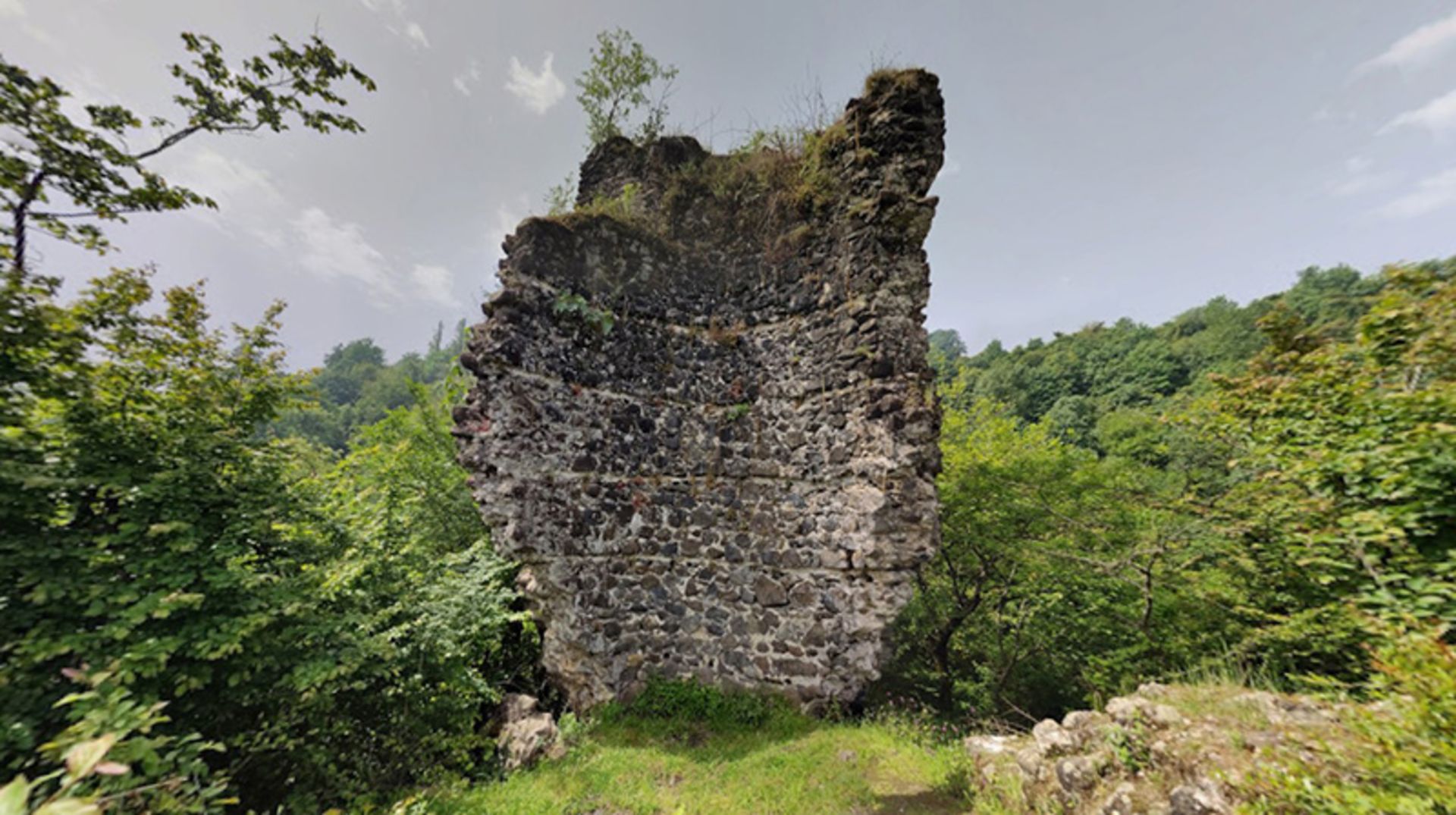 بقایای برج های سنگی قلعه بندبن