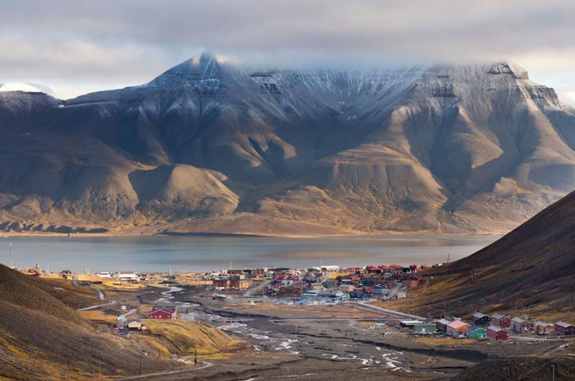 نمای دور از شهر کوچک لانگیربین که در دره‌ای میان کوه‌های عظیم و مه‌آلود قرار گرفته
