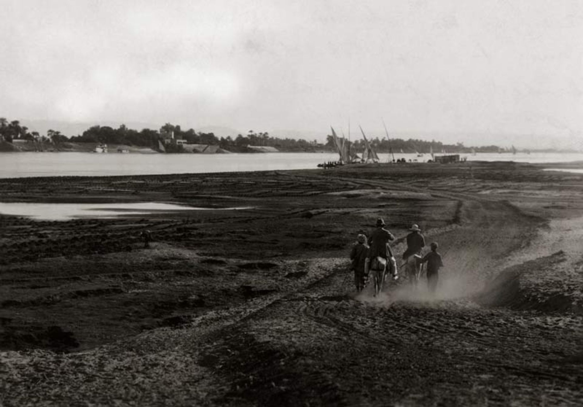 نمای دور از رود نیل، قایق‌های بادبانی و افرادی که به سمت ساحل می‌روند