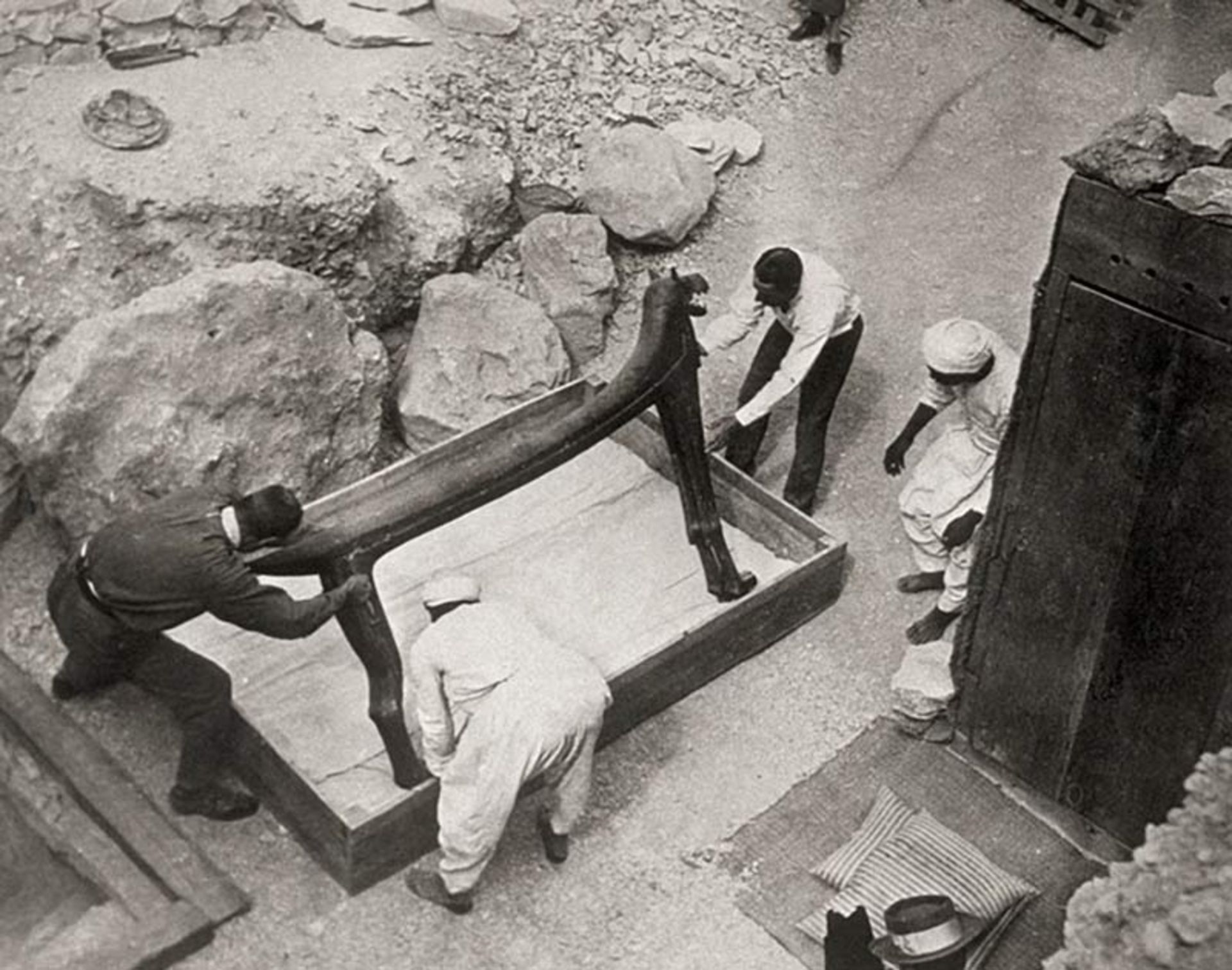 باستان‌شناسان در حال جابه‌جایی تخت چوبی بزرگ مصر باستان با پایه‌هایی به شکل حیوان